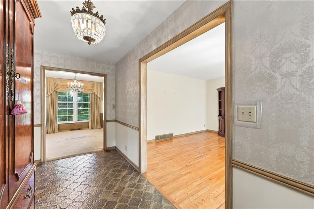 306 NW Lincolnwood Drive — photo 5