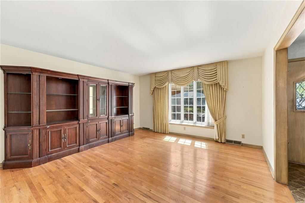 306 NW Lincolnwood Drive — photo 6
