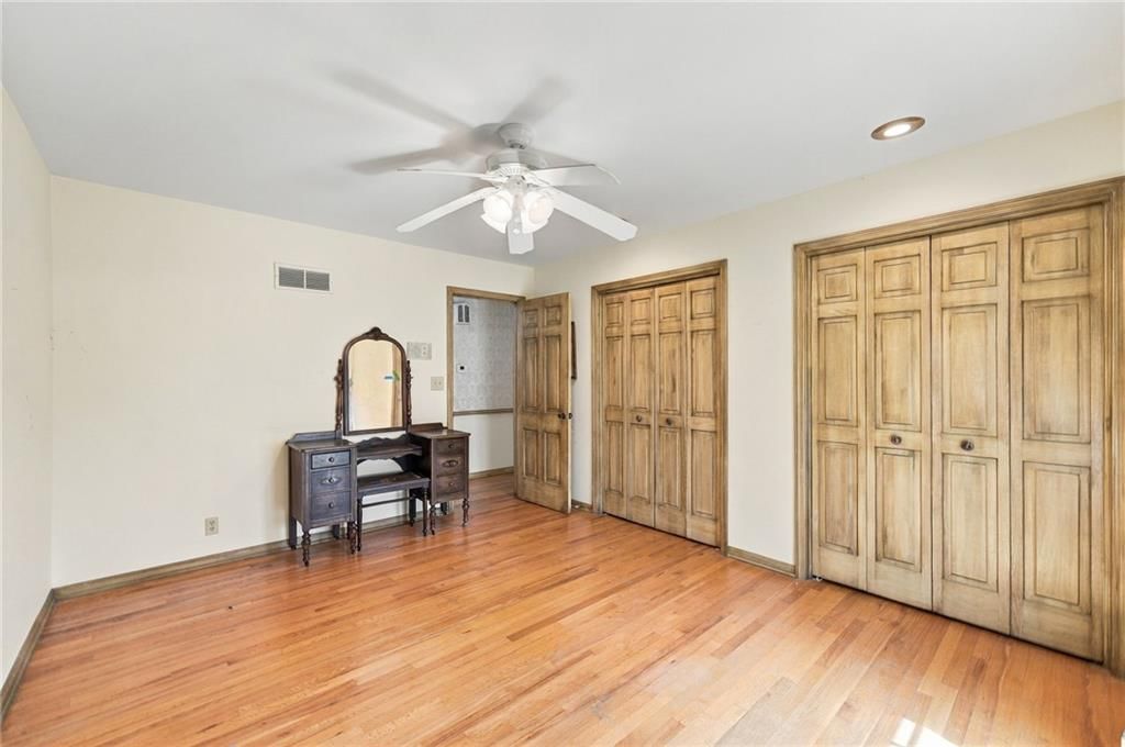306 NW Lincolnwood Drive — photo 22