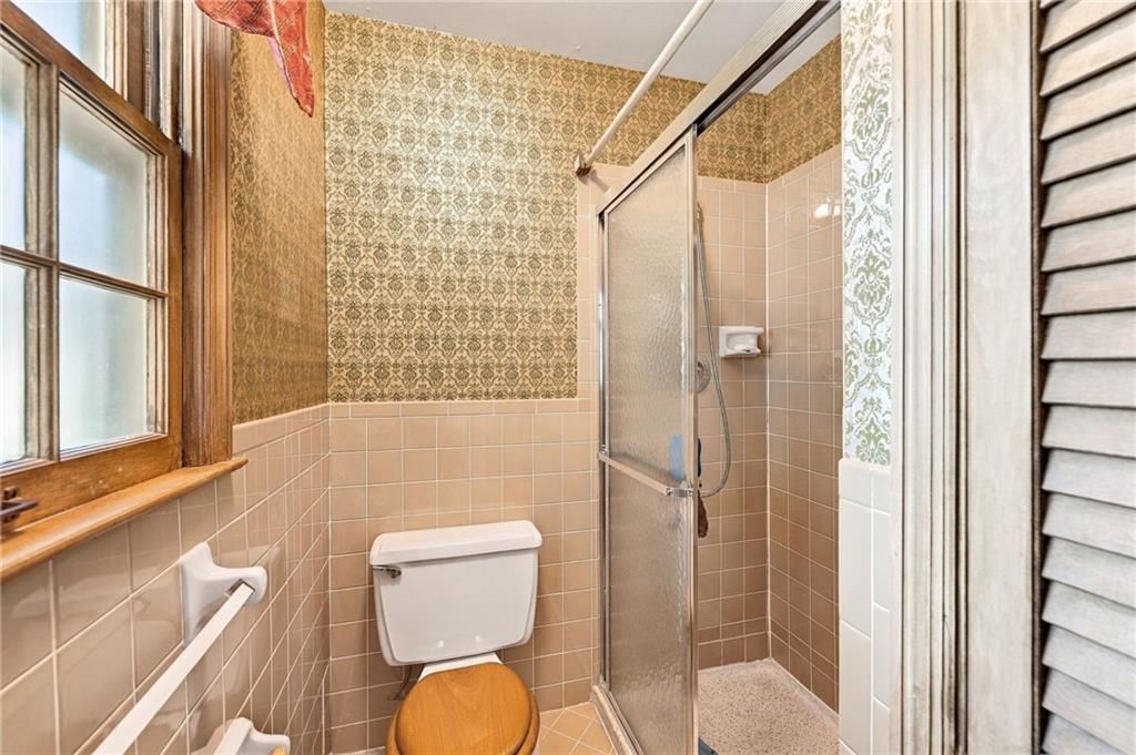 306 NW Lincolnwood Drive — photo 28