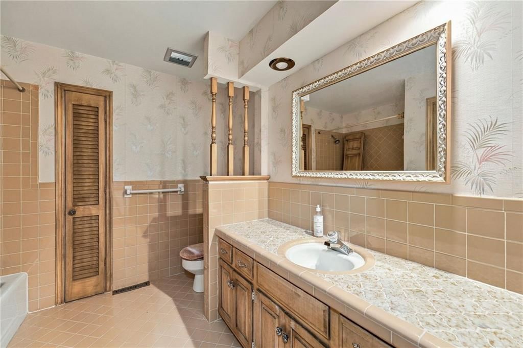 306 NW Lincolnwood Drive — photo 30