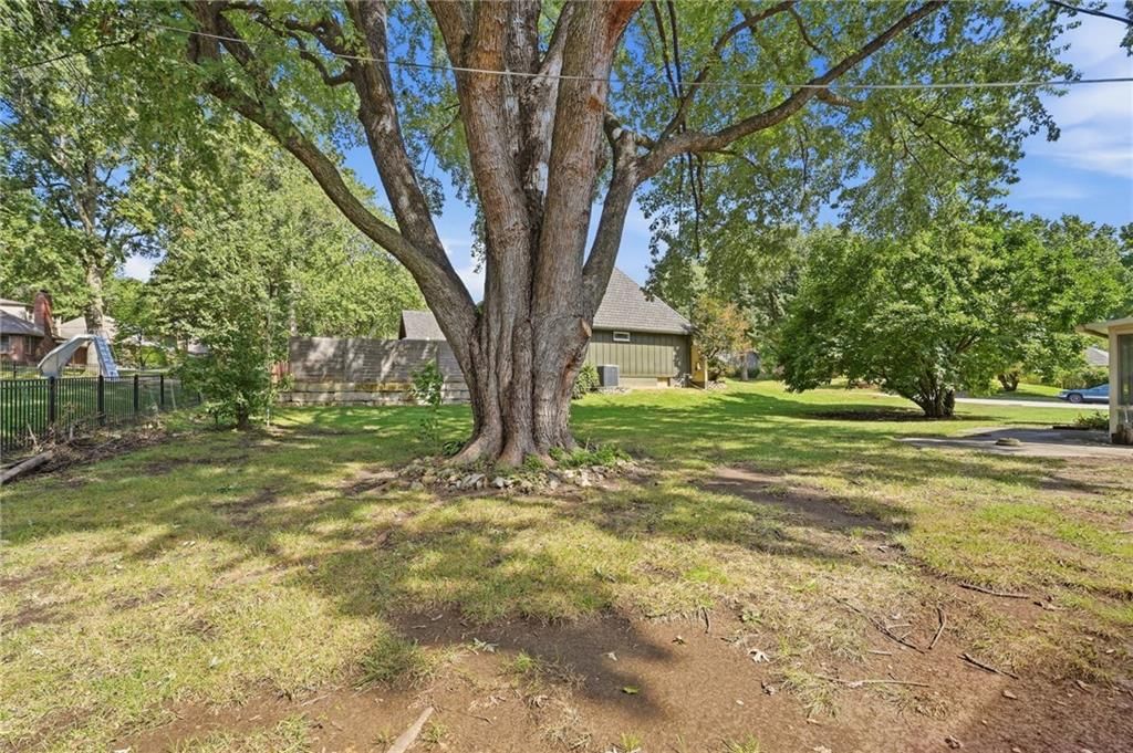 306 NW Lincolnwood Drive — photo 34