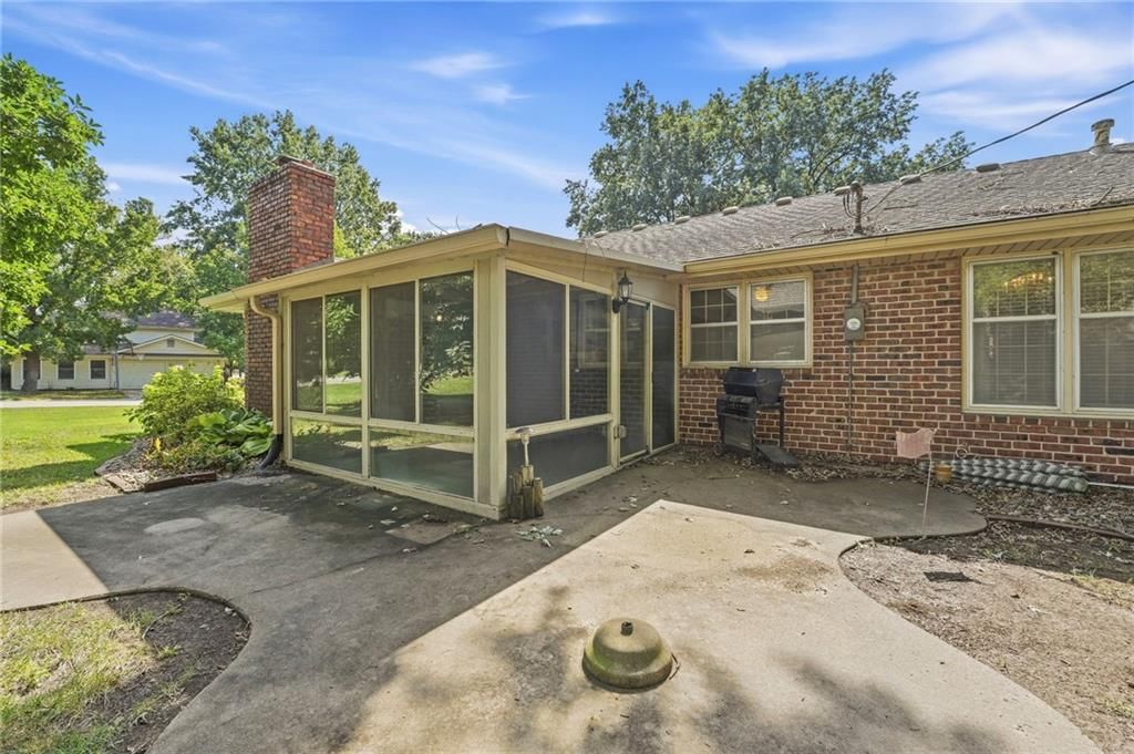 306 NW Lincolnwood Drive — photo 35