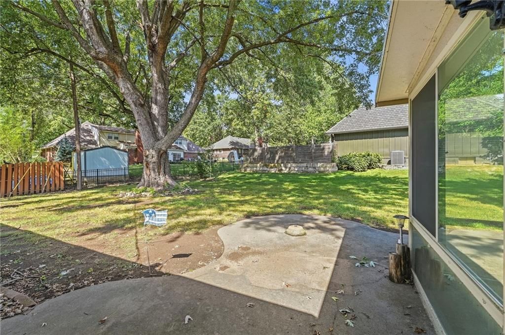 306 NW Lincolnwood Drive — photo 36