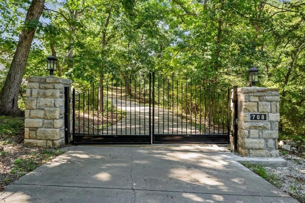 708 S 102 Street, Edwardsville, KS: listing photo 3