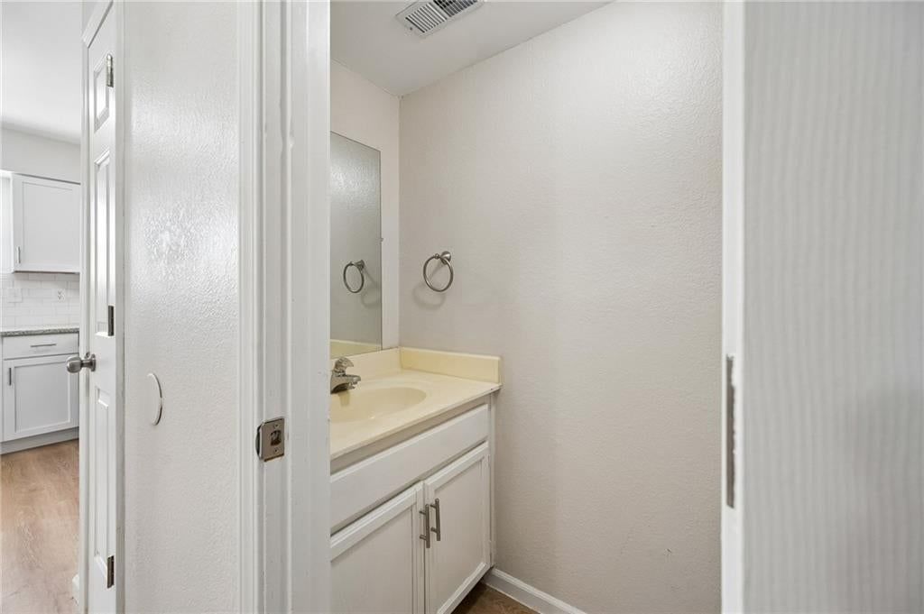 Photo 13 of 33 - 836-38 Walker Court, Liberty, MO 64068