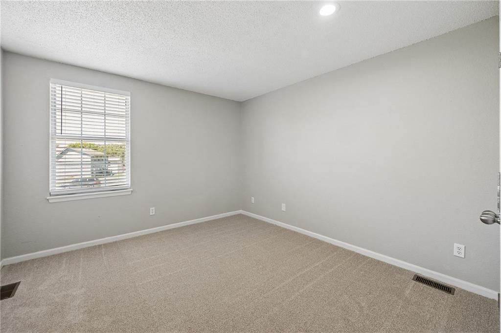 Photo 22 of 33 - 836-38 Walker Court, Liberty, MO 64068
