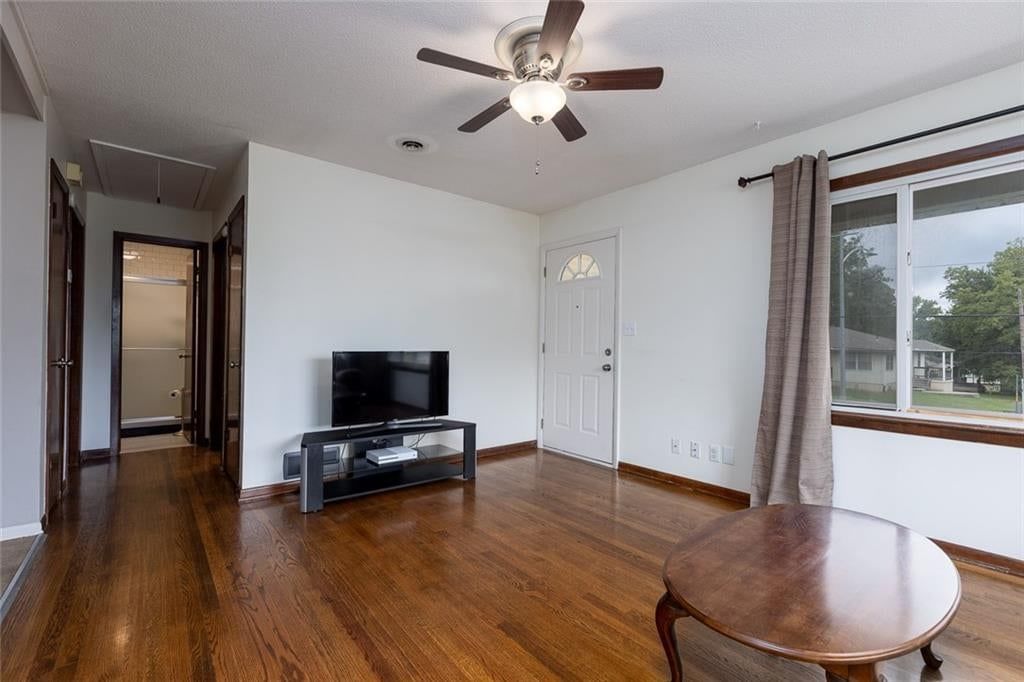 Photo 10 of 31 - 1405 NE 72 Street, Gladstone, MO 64118