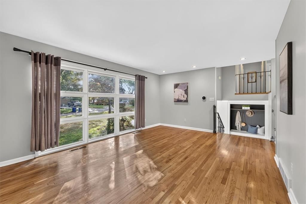 Photo 9 of 42 - 6324 Robin Hood Drive, Merriam, KS 66203