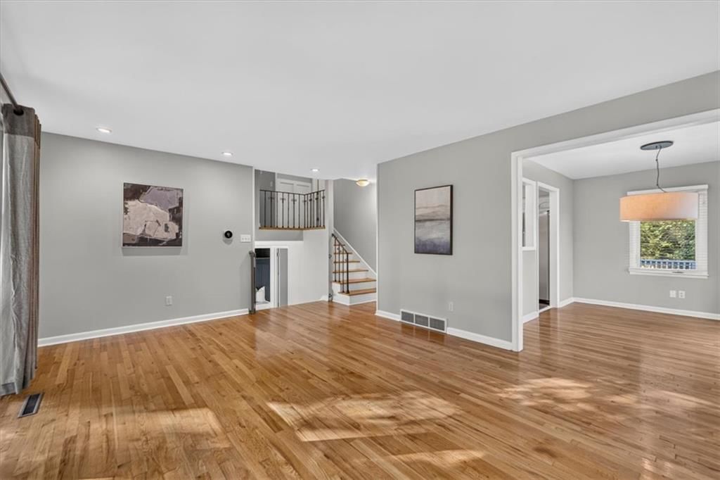 Photo 10 of 42 - 6324 Robin Hood Drive, Merriam, KS 66203