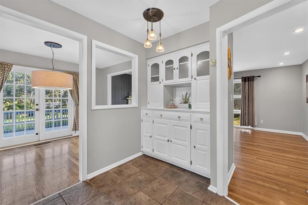 Photo 14 of 42 - 6324 Robin Hood Drive, Merriam, KS 66203
