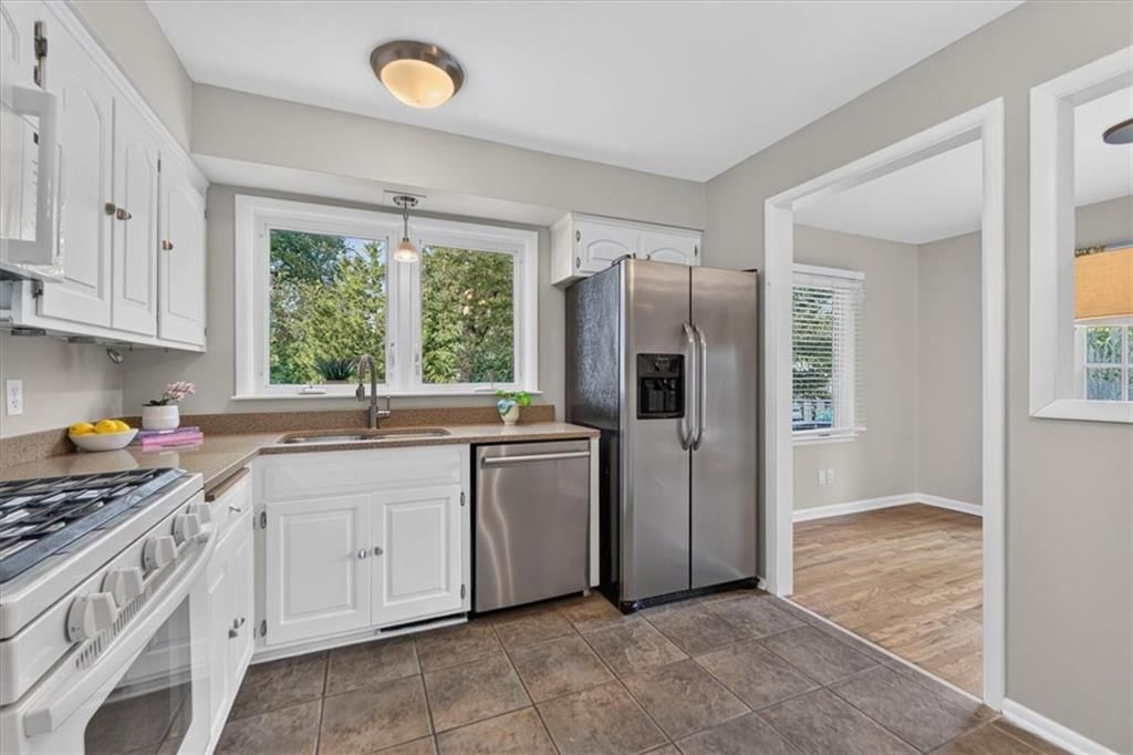 Photo 15 of 42 - 6324 Robin Hood Drive, Merriam, KS 66203