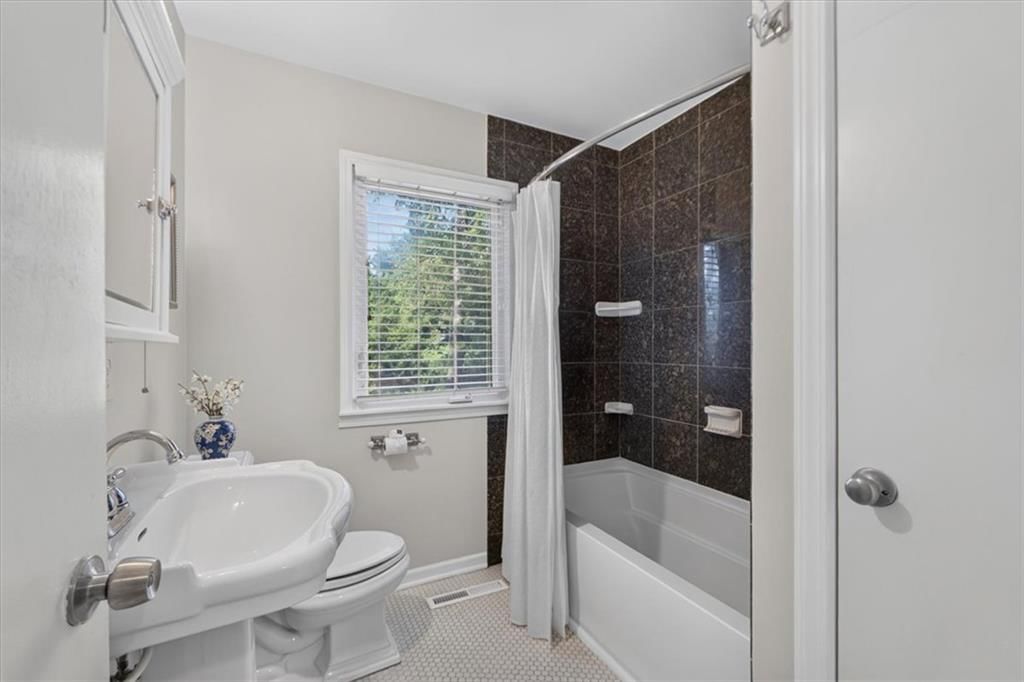 Photo 25 of 42 - 6324 Robin Hood Drive, Merriam, KS 66203