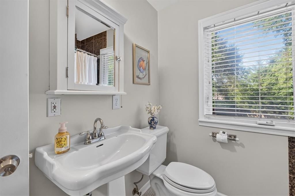 Photo 26 of 42 - 6324 Robin Hood Drive, Merriam, KS 66203