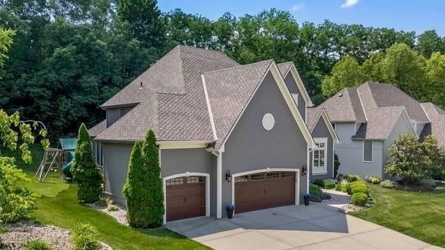 5812 Manor Drive — photo 1