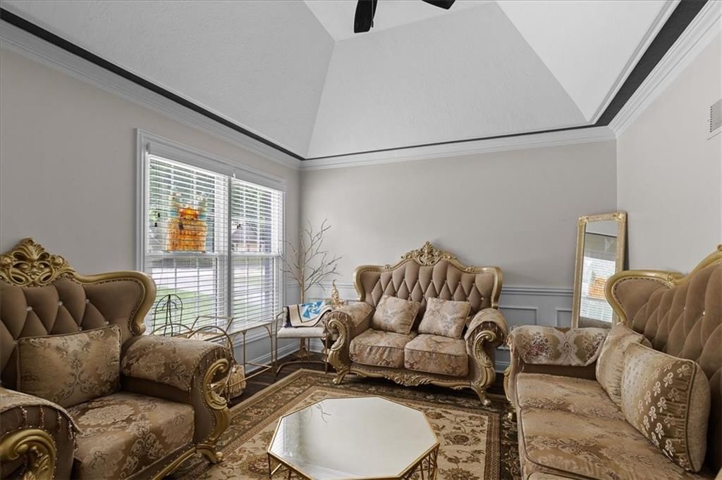 Photo 4 of 25 - 7007 Lakeshore Drive, Raytown, MO 64133