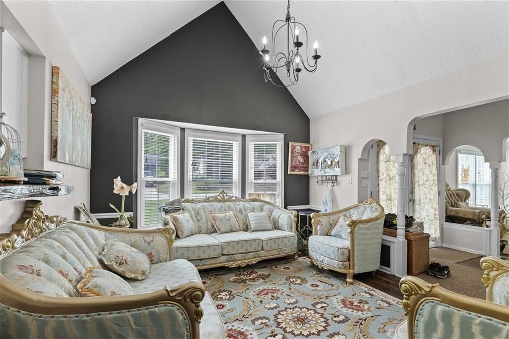 Photo 6 of 25 - 7007 Lakeshore Drive, Raytown, MO 64133