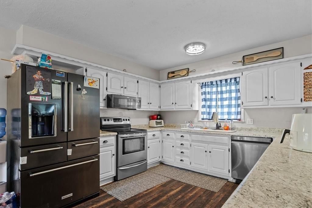 Photo 7 of 25 - 7007 Lakeshore Drive, Raytown, MO 64133