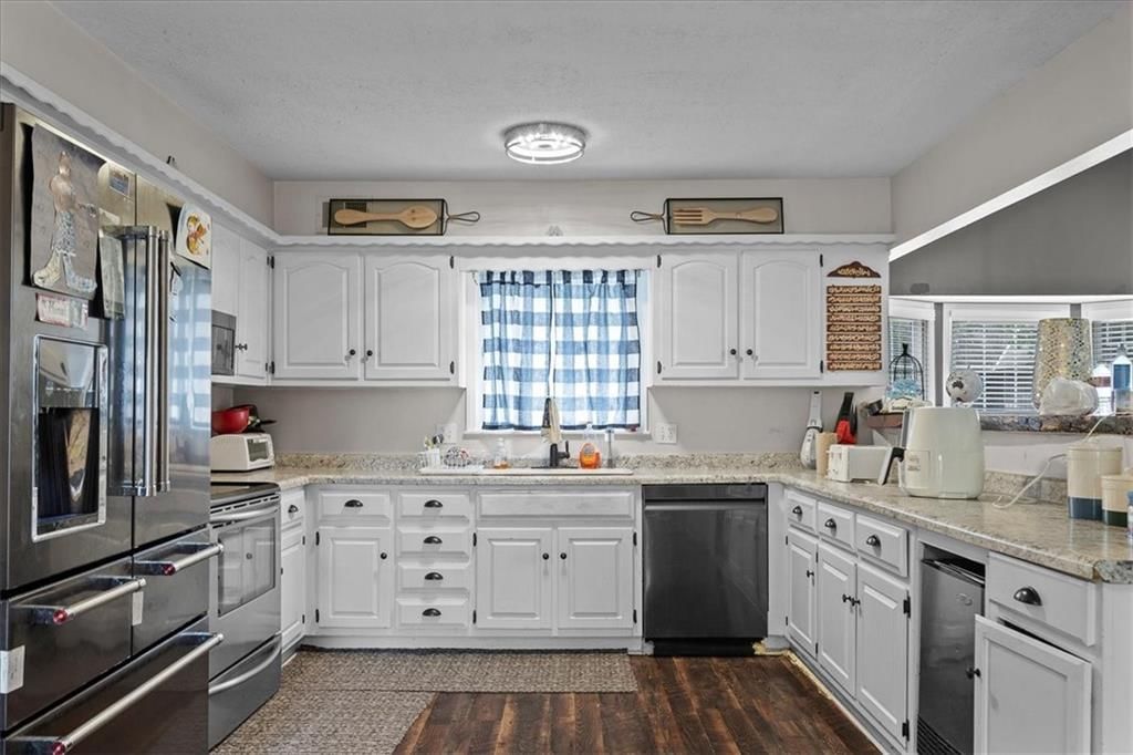 Photo 8 of 25 - 7007 Lakeshore Drive, Raytown, MO 64133