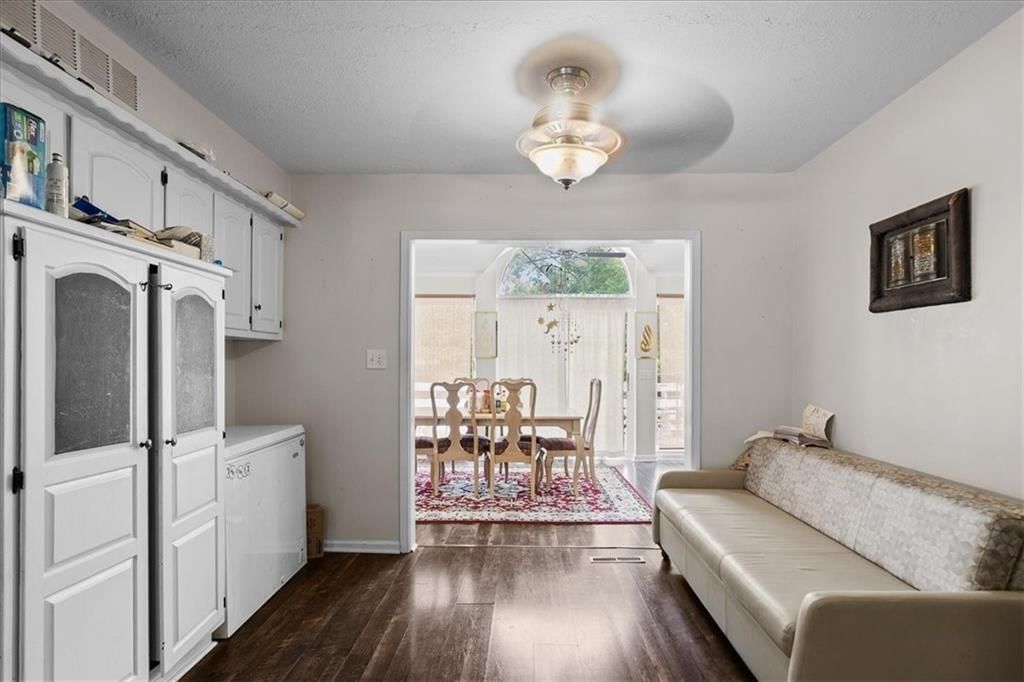 Photo 9 of 25 - 7007 Lakeshore Drive, Raytown, MO 64133