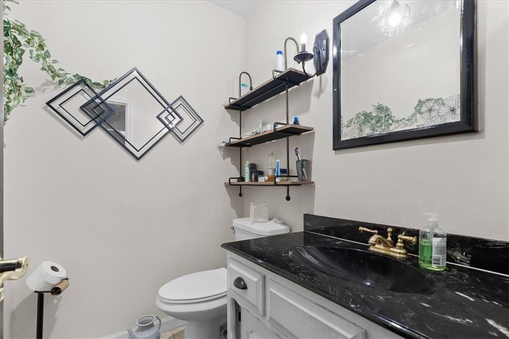 Photo 12 of 25 - 7007 Lakeshore Drive, Raytown, MO 64133