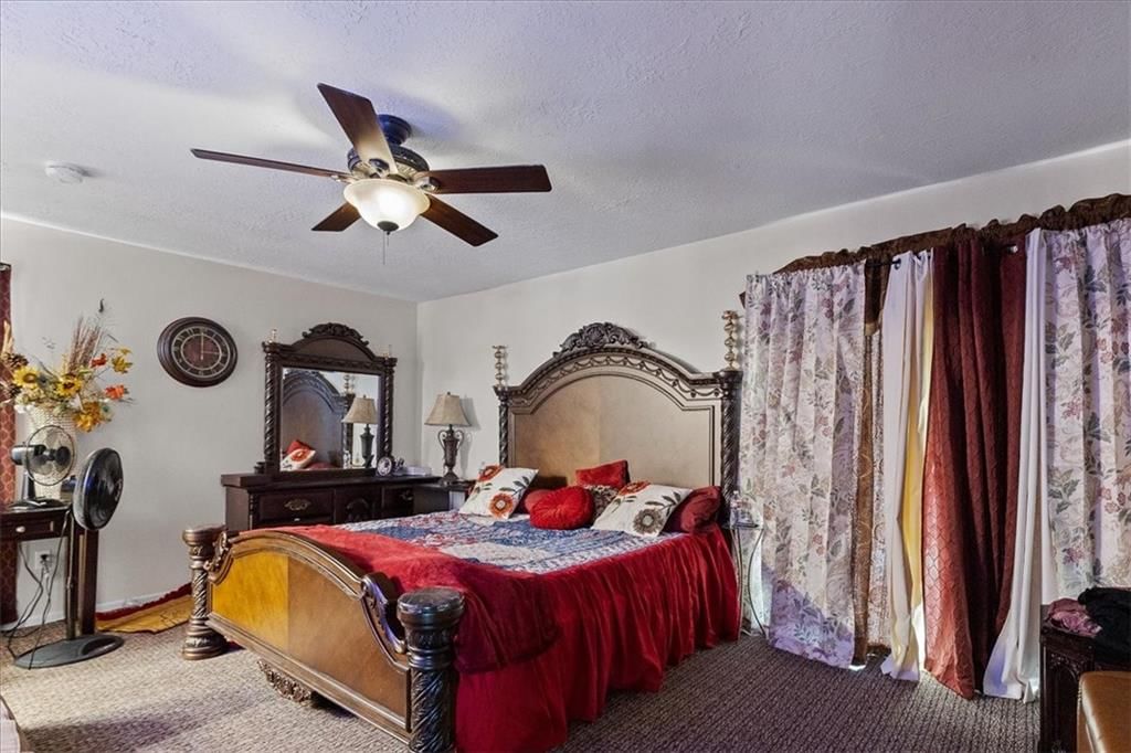 Photo 13 of 25 - 7007 Lakeshore Drive, Raytown, MO 64133