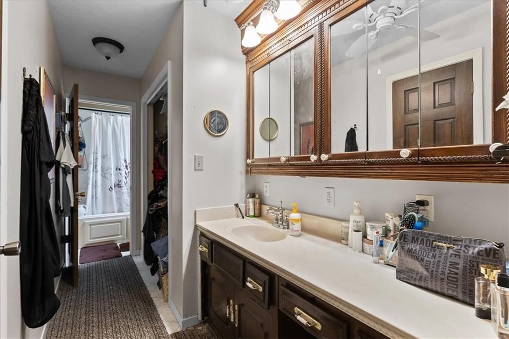 Photo 14 of 25 - 7007 Lakeshore Drive, Raytown, MO 64133