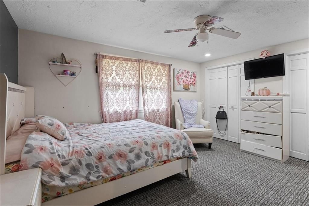 Photo 15 of 25 - 7007 Lakeshore Drive, Raytown, MO 64133
