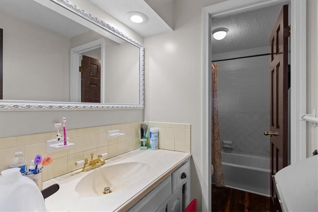 Photo 18 of 25 - 7007 Lakeshore Drive, Raytown, MO 64133