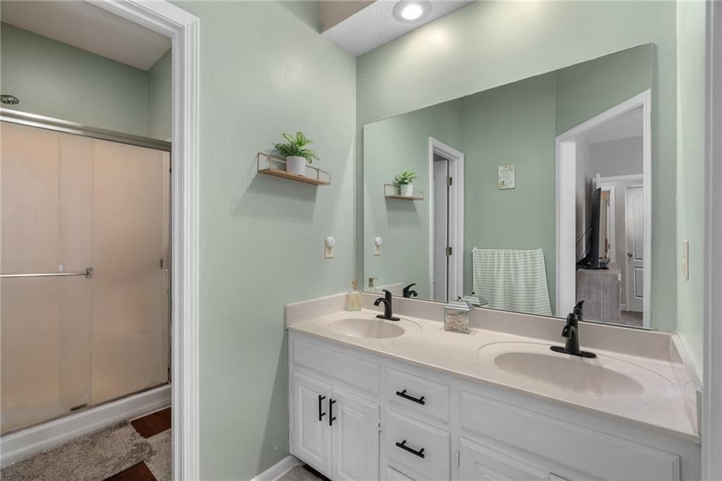 Photo 11 of 30 - 8705 N Carson Avenue, Kansas City, MO 64153
