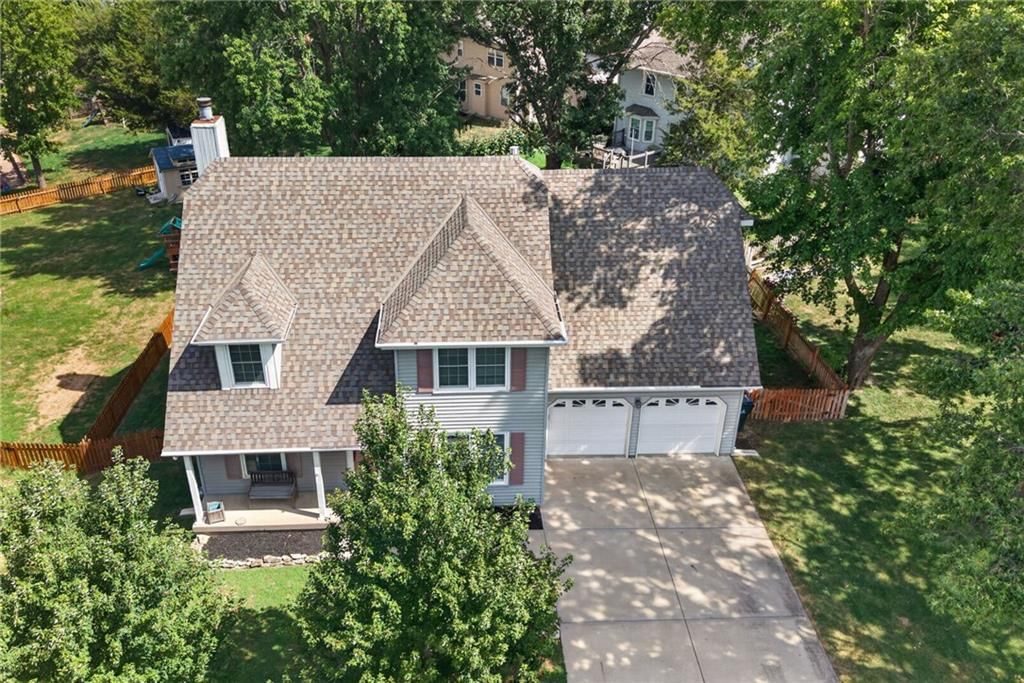 Photo 9 of 61 - 732 N Persimmon Drive, Olathe, KS 66061