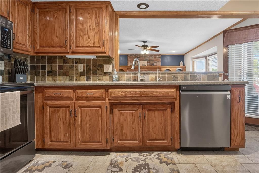 Photo 16 of 61 - 732 N Persimmon Drive, Olathe, KS 66061