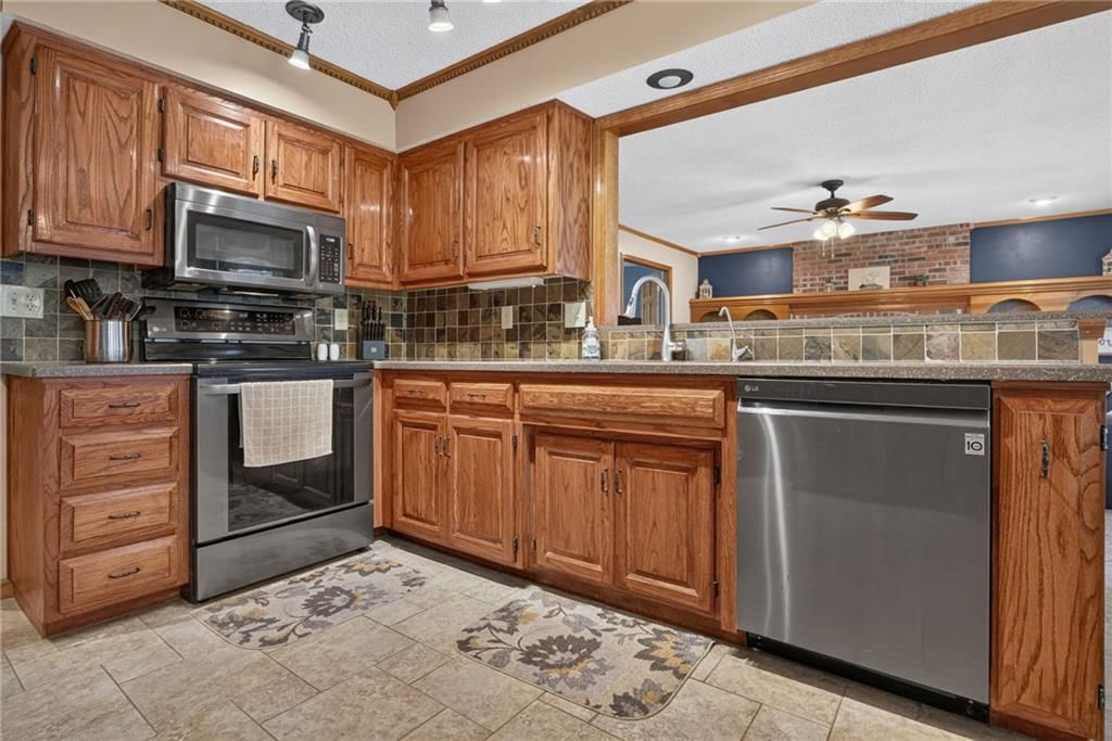 Photo 17 of 61 - 732 N Persimmon Drive, Olathe, KS 66061