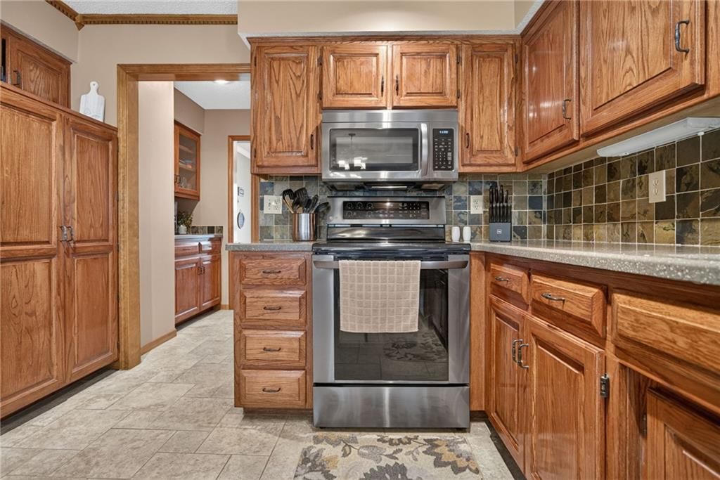 Photo 18 of 61 - 732 N Persimmon Drive, Olathe, KS 66061