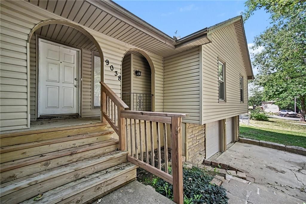 9038 Manning Avenue, Kansas City, MO: listing photo 2