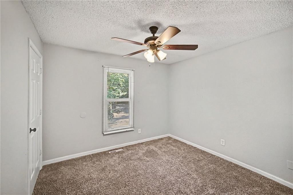 Photo 16 of 21 - 9038 Manning Avenue, Kansas City, MO 64138