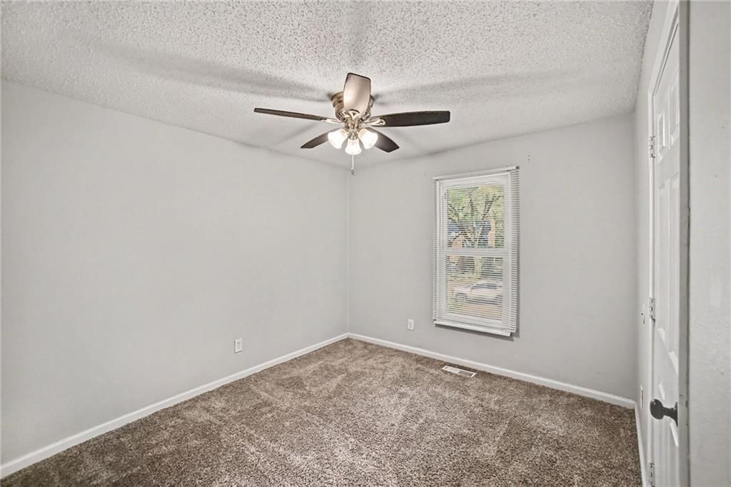 Photo 17 of 21 - 9038 Manning Avenue, Kansas City, MO 64138