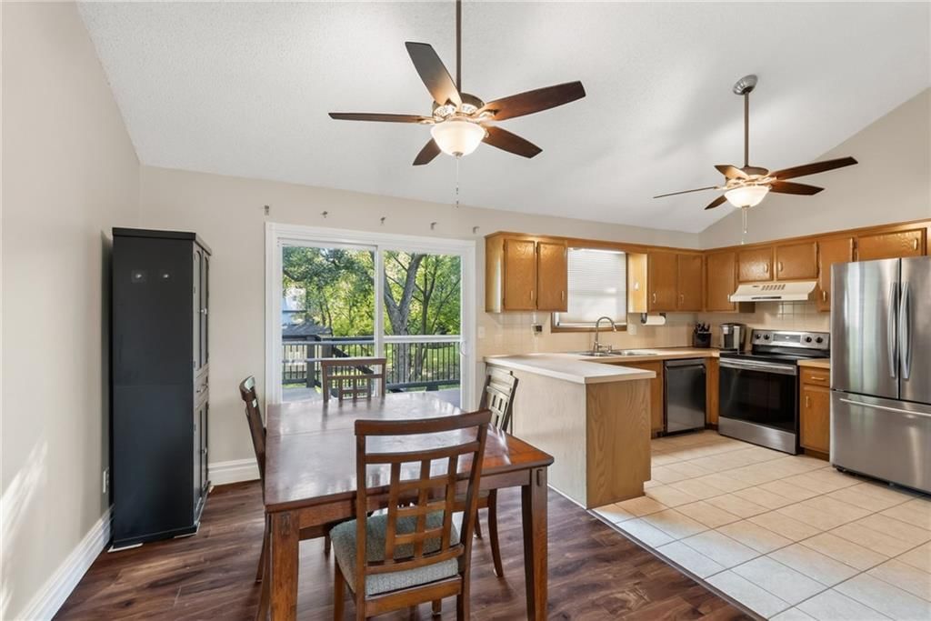 Breakfast nook at 8005 N Congress Avenue, Kansas City, MO 64152