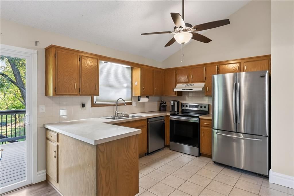 Stainless steel appliances, electric range and kitchen backsplash at 8005 N Congress Avenue, Kansas City, MO 64152