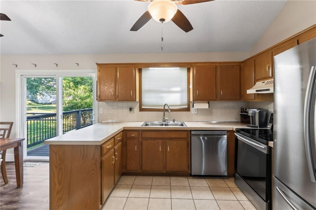 Photo 9 of 27 - 8005 N Congress Avenue, Kansas City, MO 64152