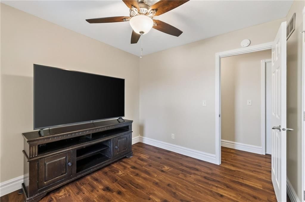 Photo 15 of 27 - 8005 N Congress Avenue, Kansas City, MO 64152