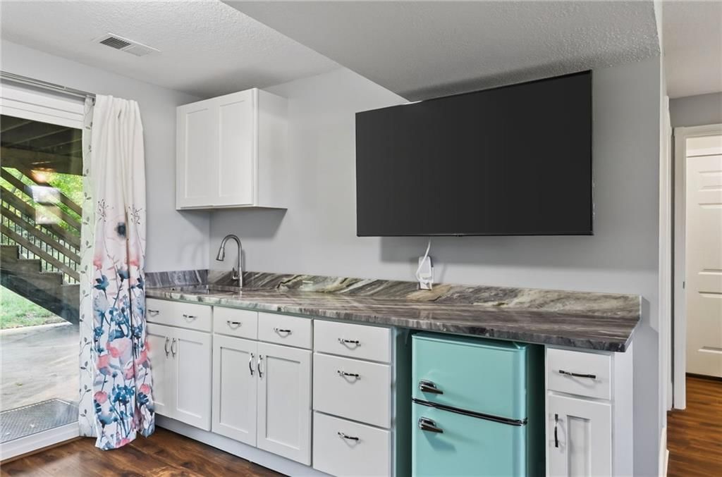 Wet bar at 8005 N Congress Avenue, Kansas City, MO 64152