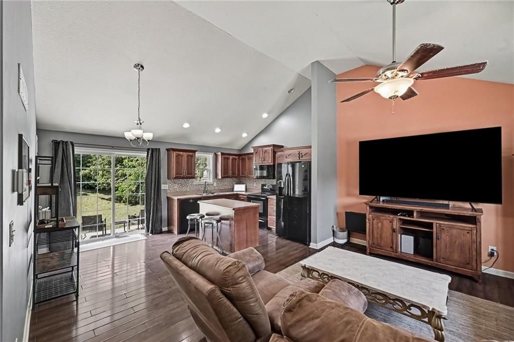 2402 Shirley Drive — photo 2