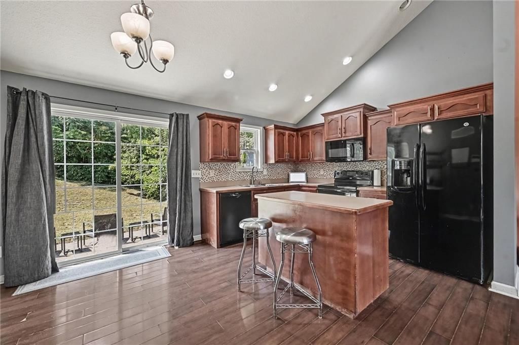 2402 Shirley Drive — photo 3
