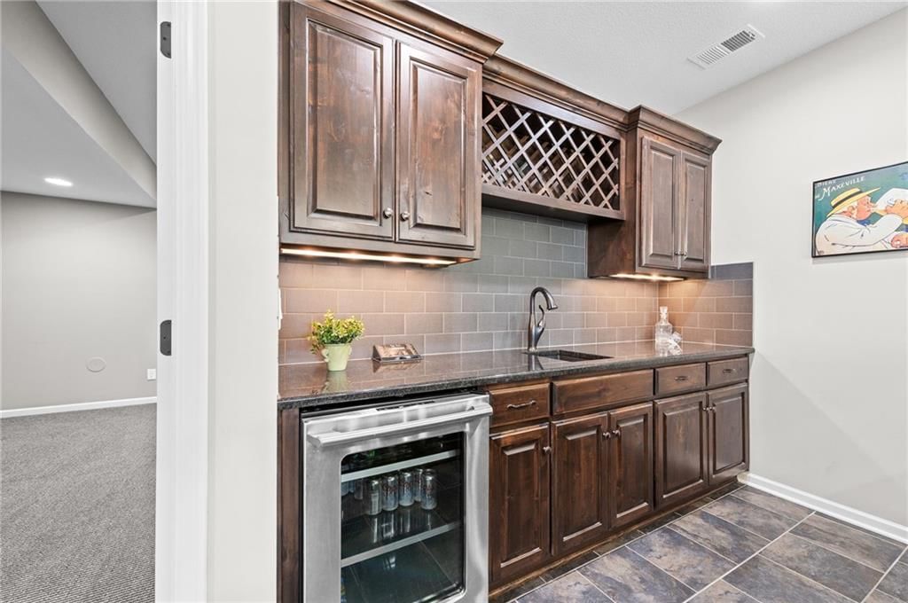 Photo 33 of 37 - 6140 Lime Stone Court, Parkville, MO 64152