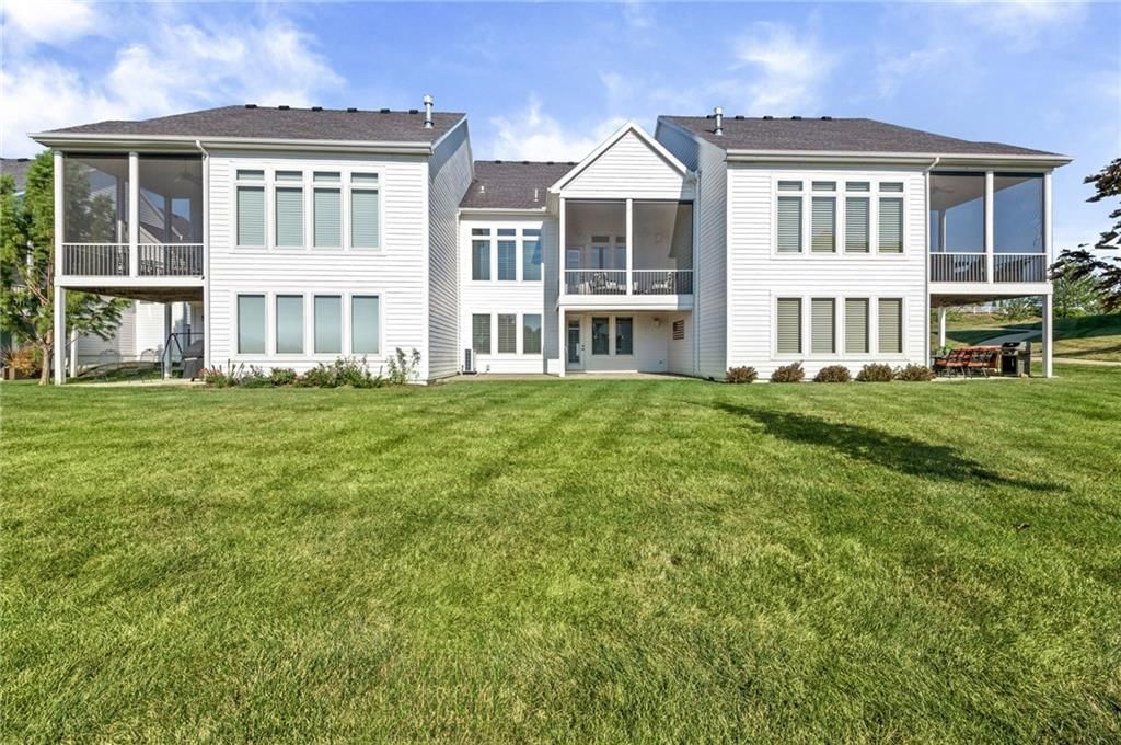 Photo 6 of 37 - 6140 Lime Stone Court, Parkville, MO 64152