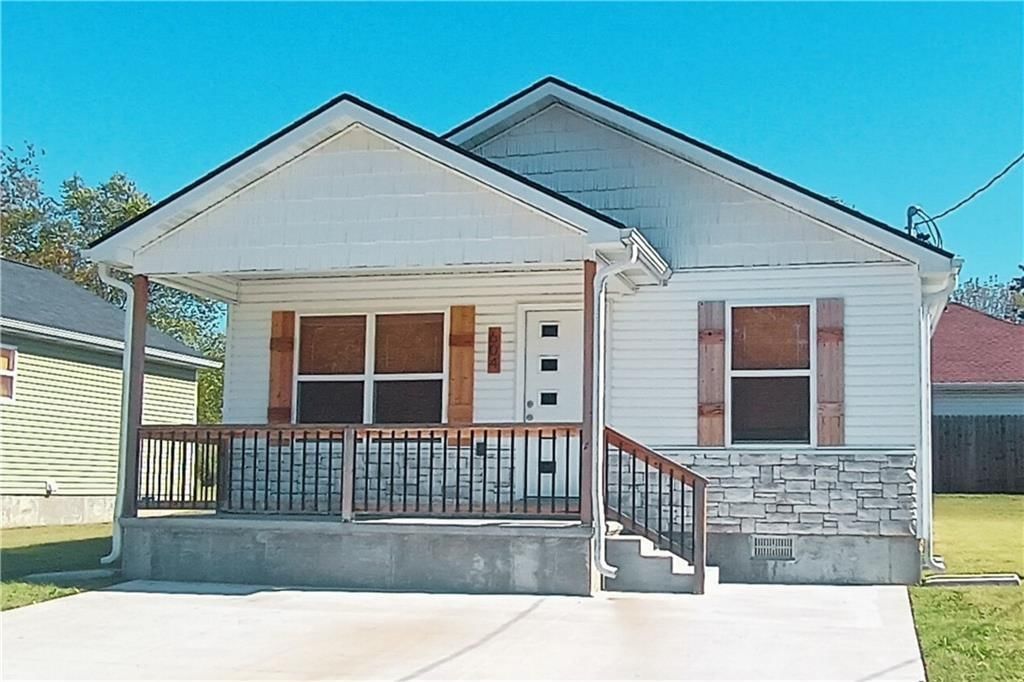 604 N Spring Street — photo 1