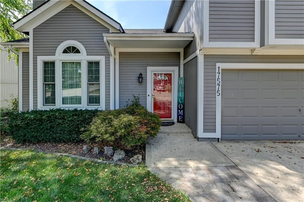 17575 W 111th Court, Olathe, KS: listing photo 2