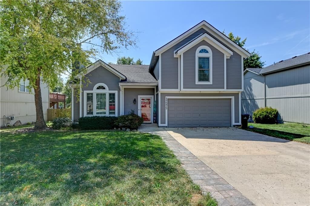 17575 W 111th Court, Olathe, KS: listing photo 3