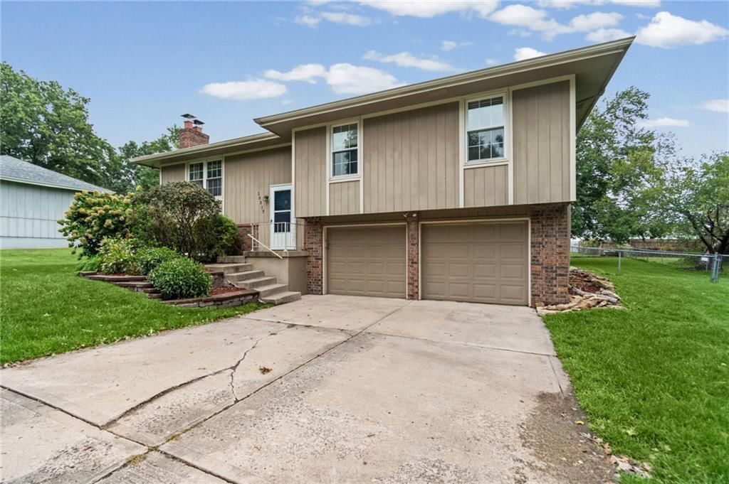 10517 N McGee Street, Kansas City, MO: listing photo 2